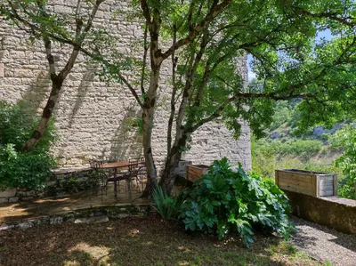 Jardin de l'établissement l'Ancienne Ecole de Rocamadour dans le Lot
