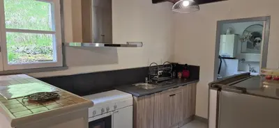 Cuisine ou kitchenette dans l'établissement maison d'hôte, gîte, la maisonnette