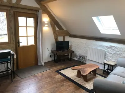 Télévision ou salle de divertissement dans l'établissement Le Séchoir