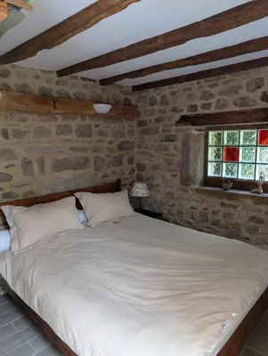 Un ou plusieurs lits dans un hébergement de l'établissement Gîte rustique au cœur de la nature