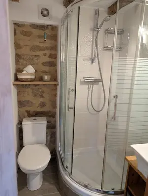Salle de bains dans l'établissement Gîte rustique au cœur de la nature