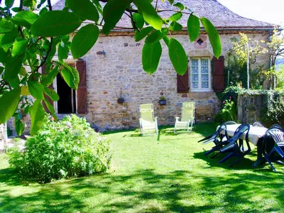 Jardin de l'établissement Plaisir d eau gite avec piscine couverte chauffée 28 degré Padirac rocamadour