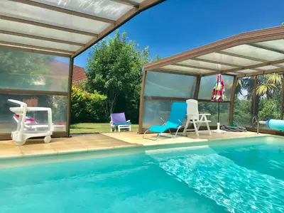 Piscine de l'établissement Plaisir d eau gite avec piscine couverte chauffée 28 degré Padirac rocamadour ou située à proximité