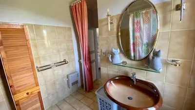 Salle de bains dans l'établissement Plaisir d eau gite avec piscine couverte chauffée 28 degré Padirac rocamadour