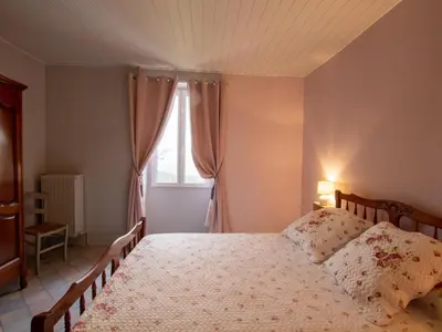 Un ou plusieurs lits dans un hébergement de l'établissement Gîte rural avec spa, animaux acceptés et parking - FR-1-616-246