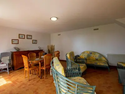 Coin salon dans l'établissement Gîte rural avec spa, animaux acceptés et parking - FR-1-616-246