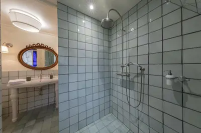 Salle de bains dans l'établissement Hôtel de Colbert