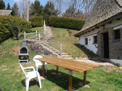 Jardin de l'établissement Chalet avec vue panoramique sur le Plomb du Cantal
