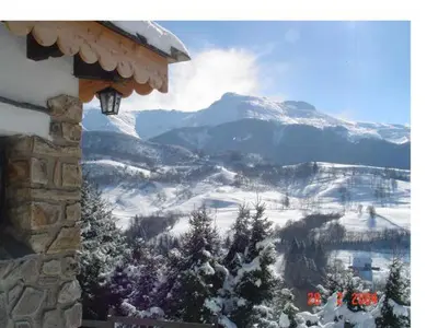Vue générale sur la montagne ou vue sur la montagne depuis le chalet