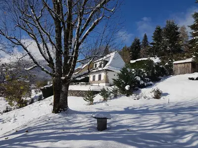 L'établissement Chalet avec vue panoramique sur le Plomb du Cantal en hiver