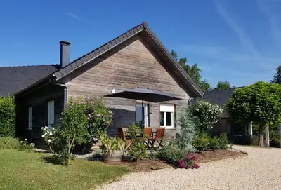 Jardin de l'établissement Gîte de la Tuillère, maison contemporaine en bois avec vue et piscine