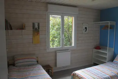 Un ou plusieurs lits dans un hébergement de l'établissement Gîte de la Tuillère, maison contemporaine en bois avec vue et piscine