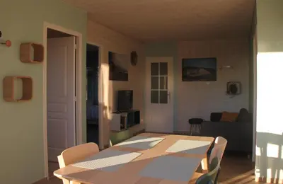 Télévision ou salle de divertissement dans l'établissement Gîte de la Tuillère, maison contemporaine en bois avec vue et piscine