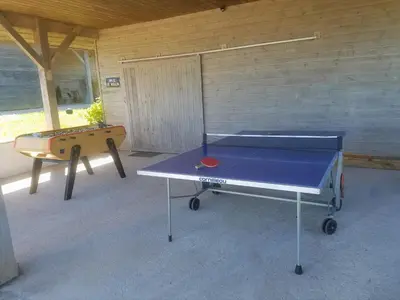 Tennis de table au sein de l'établissement Gîte de la Tuillère, maison contemporaine en bois avec vue et piscine ou à proximité