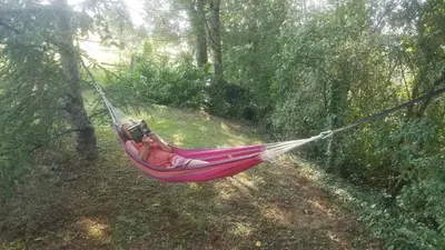 Clients de l'établissement Gîte de la Tuillère, maison contemporaine en bois avec vue et piscine