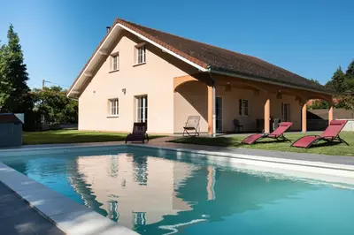 Piscine de l'établissement Villa neuve avec piscine 6 personnes en limousin ou située à proximité