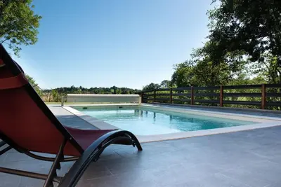Piscine de l'établissement Villa neuve avec piscine 6 personnes en limousin ou située à proximité
