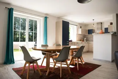 Cuisine ou kitchenette dans l'établissement Villa neuve avec piscine 6 personnes en limousin