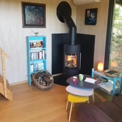 Télévision ou salle de divertissement dans l'établissement Le petit paradis, mini maison,nature,confort,calme
