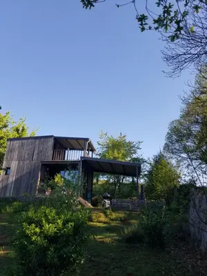 Jardin de l'établissement Le petit paradis, mini maison,nature,confort,calme