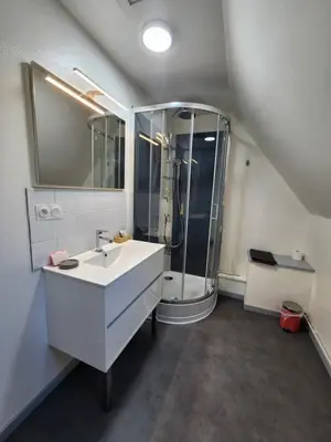 Salle de bains dans l'établissement Gîte Le Petit Bois, près de Rocamadour, Padirac