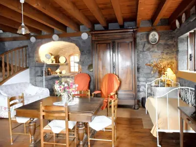 Coin salon dans l'établissement Maison de charme dans le Parc des Volcans d'Auvergne avec terrasse