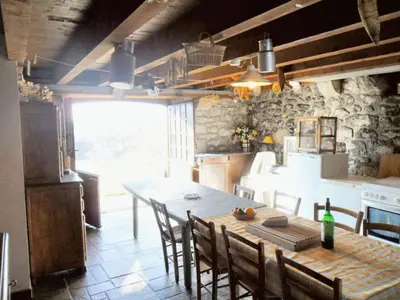 Coin salon dans l'établissement Maison de charme dans le Parc des Volcans d'Auvergne avec terrasse