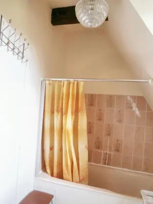Salle de bains dans l'établissement Maison de charme dans le Parc des Volcans d'Auvergne avec terrasse