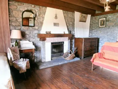 Coin salon dans l'établissement Maison de charme dans le Parc des Volcans d'Auvergne avec terrasse