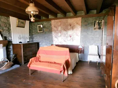 Coin salon dans l'établissement Maison de charme dans le Parc des Volcans d'Auvergne avec terrasse