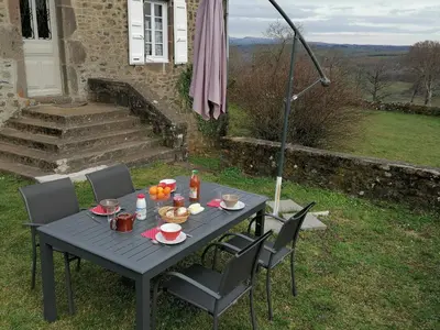 Balcon ou terrasse dans l'établissement Gîte du Bosquet Pays de Salers Cantal