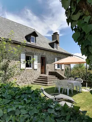 Jardin de l'établissement Gîte du Bosquet Pays de Salers Cantal