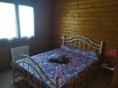 Un ou plusieurs lits dans un hébergement de l'établissement Chalet bois