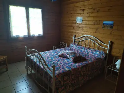 Un ou plusieurs lits dans un hébergement de l'établissement Chalet bois