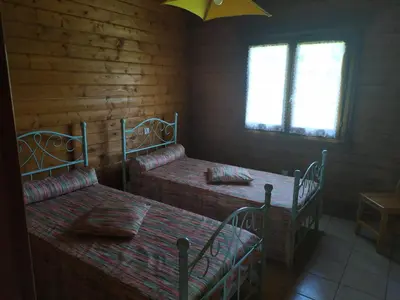 Un ou plusieurs lits dans un hébergement de l'établissement Chalet bois