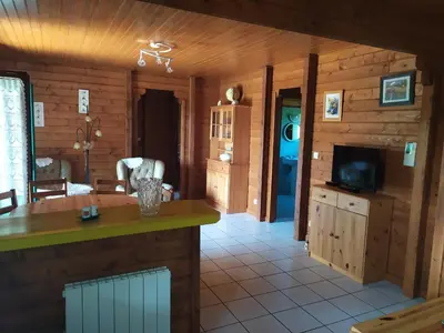 Télévision ou salle de divertissement dans l'établissement Chalet bois