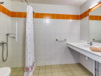 Salle de bains dans l'établissement Vacancéole - Le Domaine de Confolant