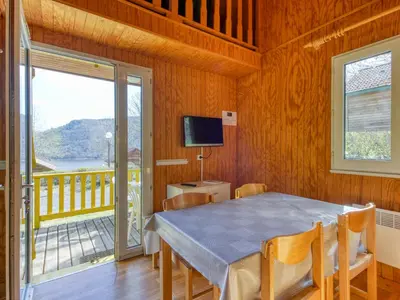 Télévision ou salle de divertissement dans l'établissement Vacancéole - Les Chalets de la Chazotte