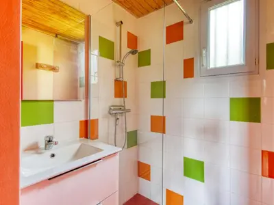 Salle de bains dans l'établissement Vacancéole - Les Chalets de la Chazotte
