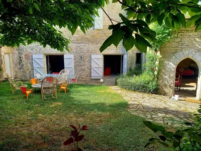 Jardin de l'établissement Maison du XVème au cœur du village médiéval
