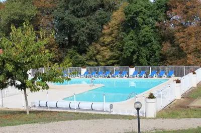 Piscine de l'établissement Le Lac Bleu huis 17 ou située à proximité