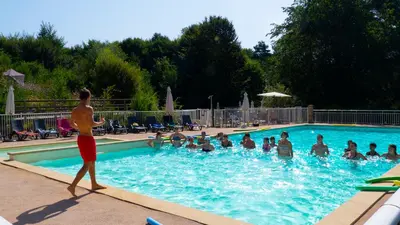 Piscine de l'établissement Mobil Home XXL 4 chambres - Camping Le Coiroux ou située à proximité