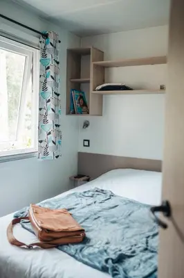 Un ou plusieurs lits dans un hébergement de l'établissement Mobil Home XXL 4 chambres - Camping Le Coiroux