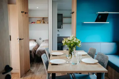 Coin salon dans l'établissement Mobil Home XXL 4 chambres - Camping Le Coiroux