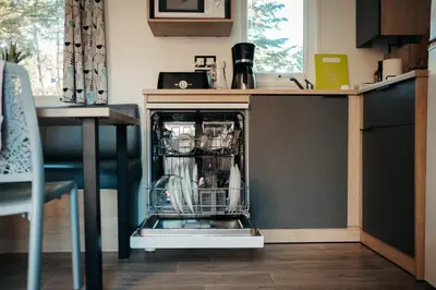 Cuisine ou kitchenette dans l'établissement Mobil Home XXL 4 chambres - Camping Le Coiroux