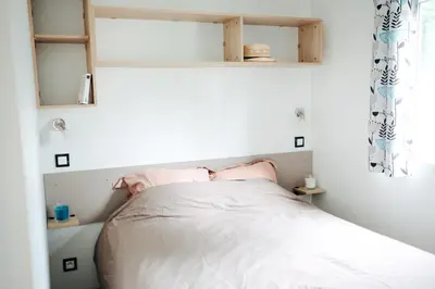 Un ou plusieurs lits dans un hébergement de l'établissement Mobil Home XXL 4 chambres - Camping Le Coiroux