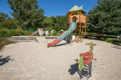 Aire de jeux pour enfants de l'établissement Mobil Home XXL 4 chambres - Camping Le Coiroux