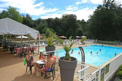 Piscine de l'établissement Mobil Home XXL 4 chambres - Camping Le Coiroux ou située à proximité