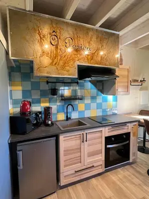 Cuisine ou kitchenette dans l'établissement Chalets et cabane perchée 