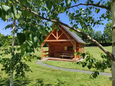 Jardin de l'établissement Chalets et cabane perchée 